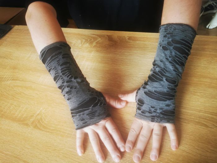 Paire de mitaine zombi  déchiré / usé ** N E U F ** gothique punk rave alternatif gant noir gris - photo numéro 3