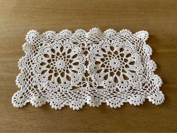 Napperon rectangulaire ancien en dentelle de crochet blanc