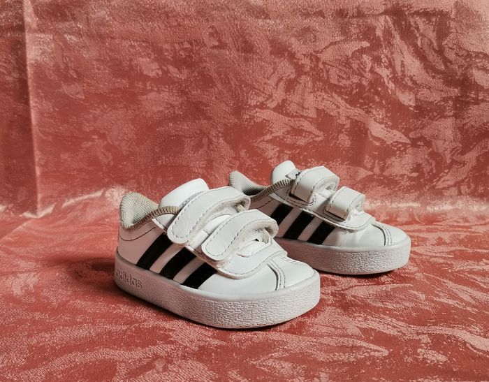 Basket blanche Adidas taille 18 unisexe - photo numéro 3