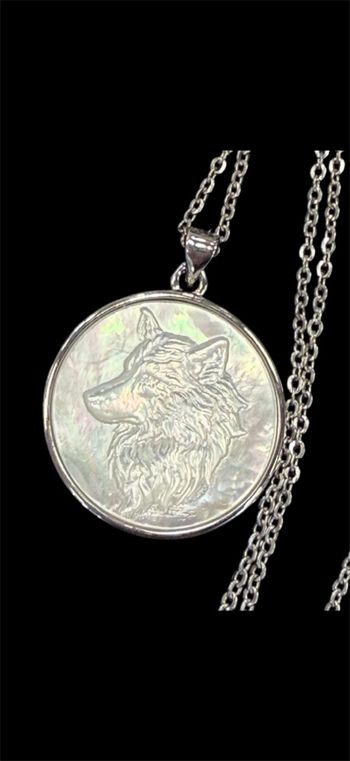 Collier avec pendentif loup en nacre