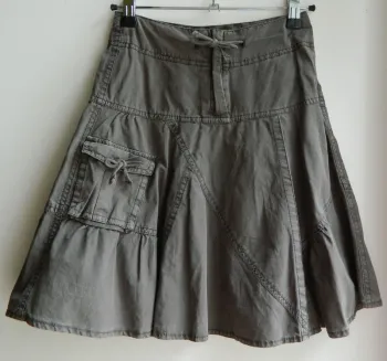 Jupe évasée T 8 ans "Tape à l'oeil"