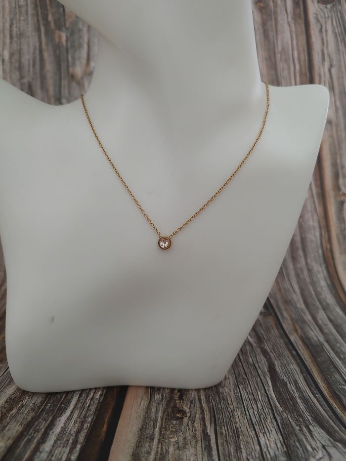 Collier doré avec strass central – Acier inoxydable – Neuf ✨