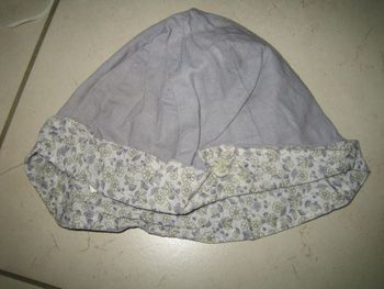 joli chapeau bob fille gris avec des petites fleurs   taille 53 3-5 ans