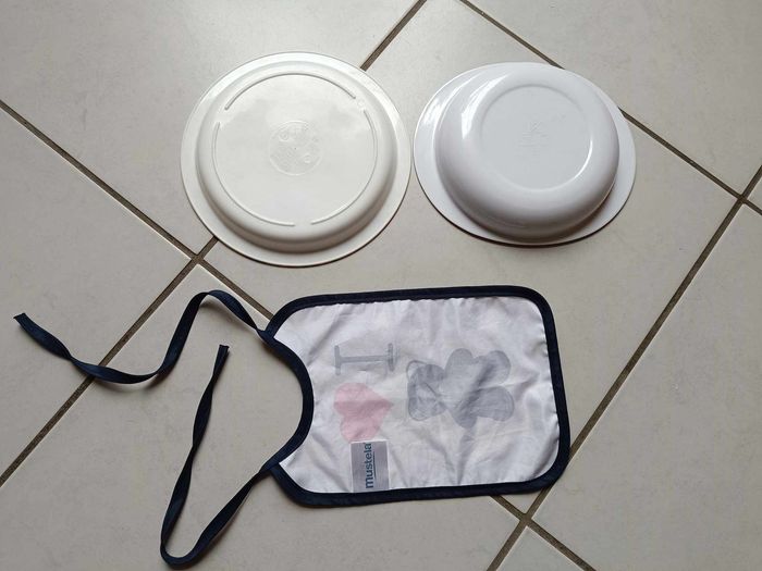 Lot de deux assiettes repas bébé et un bavoir neuf - photo numéro 4