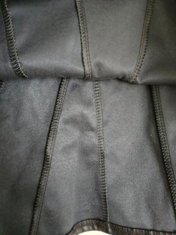 Jupe simili cuir patineuse noir - photo numéro 4