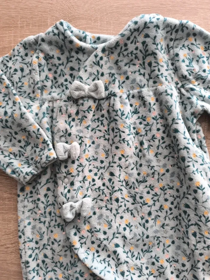 Magnifique pyjama Gémo fleuri 9 mois noeuds - photo numéro 2