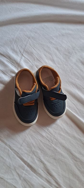 Jolie Baskets respirantes neuve Taille 22