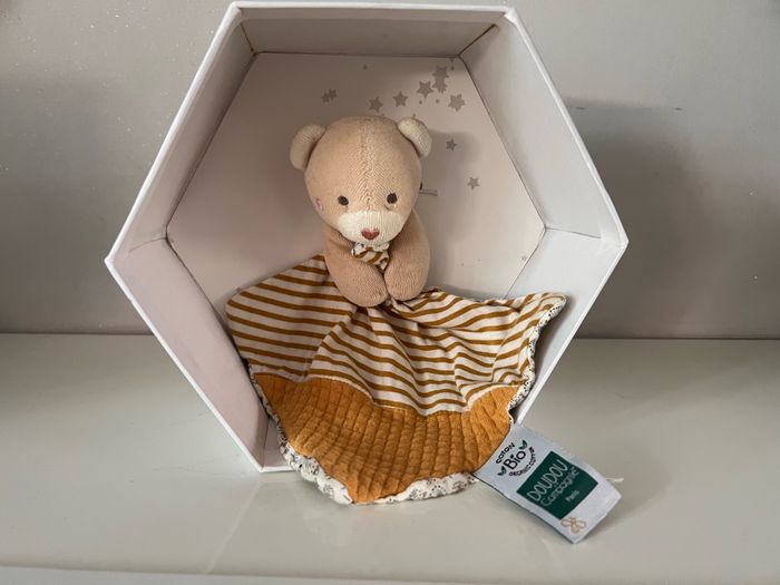 Doudou ours  Doudou et compagnie  Neuf  Vendu sans boite                #bebefille6mois_candysand    #bebegarcon #naissance #naissancegarcon #nourrisson #maternité #sacfemme #grossesse #ensemblebebe #prixnegociable #prixlots #chauffebiberon #éveil #eveilb - photo numéro 3