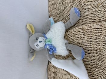 Doudou Chien Poupi blanc gris bleu mouchoir BABY NAT
