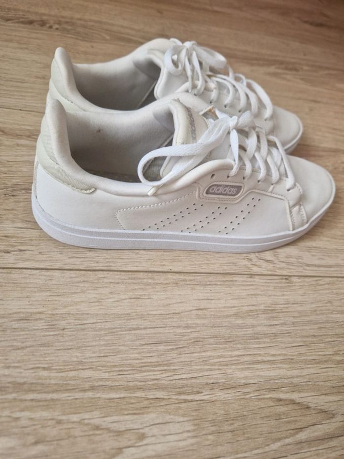 Baskets Adidas blanches, 38, comme neuves - photo numéro 2