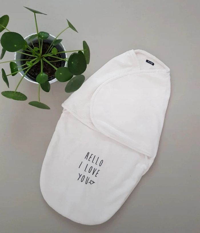 Nid d'ange bébé blanc brodé bleu marine