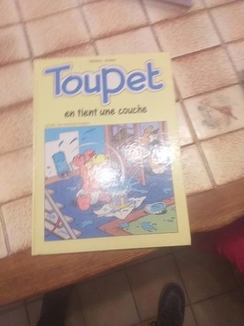 Livre bande dessinée toupet en tient une couche