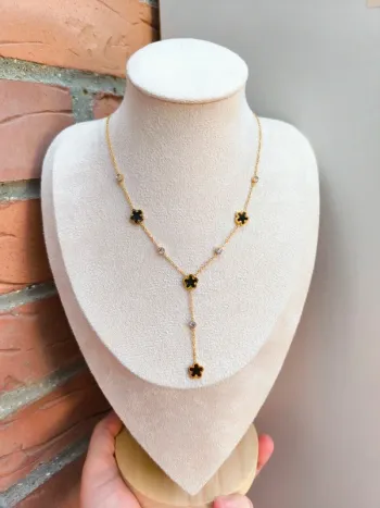 Pendentif doré en Y avec trèfles noirs nacrés