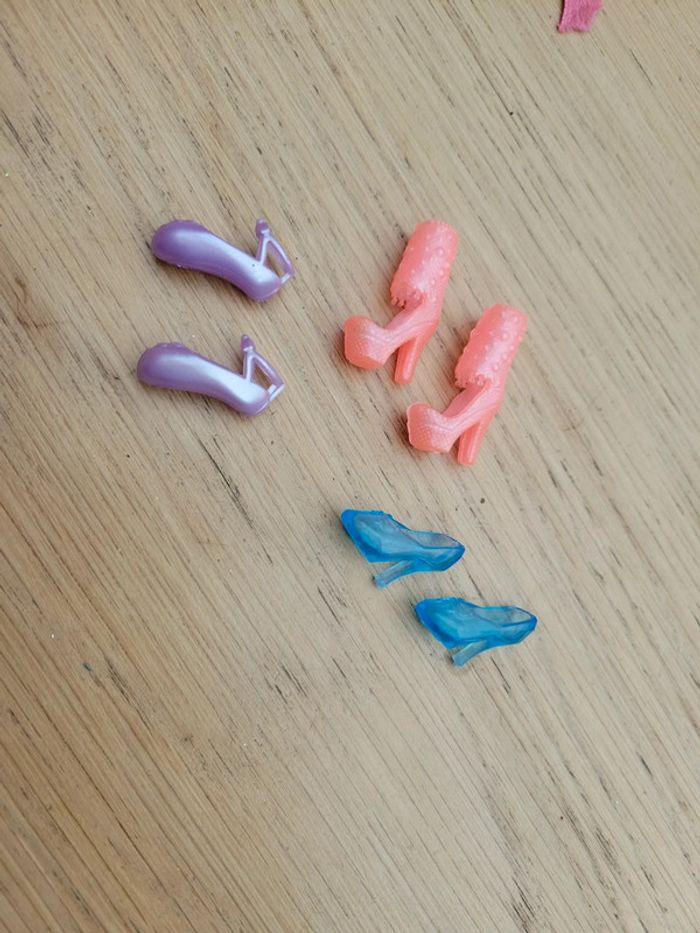 Lot chaussures barbie talon et chaussure de gymnastique violette
