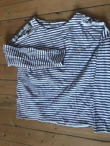 Tee shirt avec bijoux