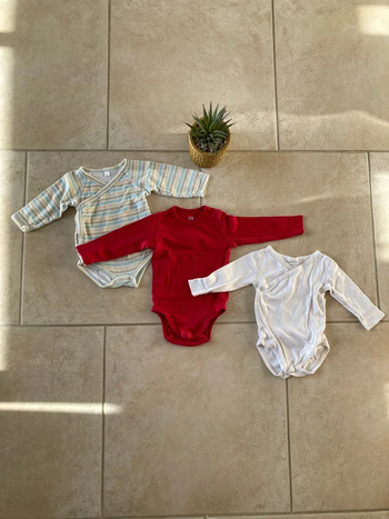 Lot de 3 bodies taille 6 mois