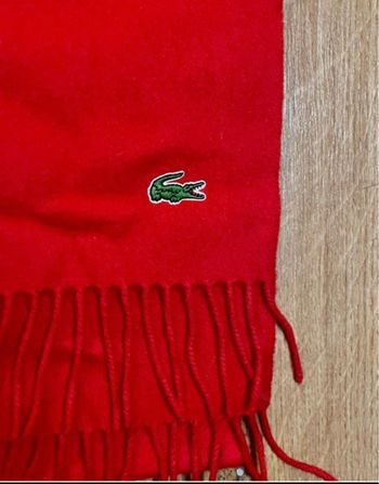 Echarpe Lacoste, la couleur rouge 