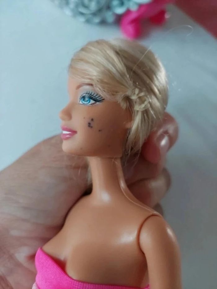 Barbie et son armoire + rechange - photo numéro 7