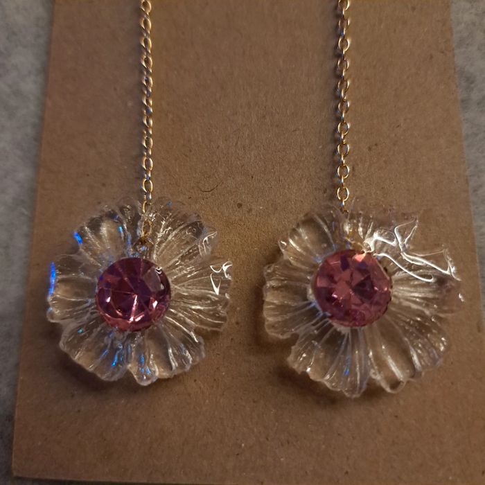 Boucles d'oreilles pendante en résine fleur - photo numéro 8