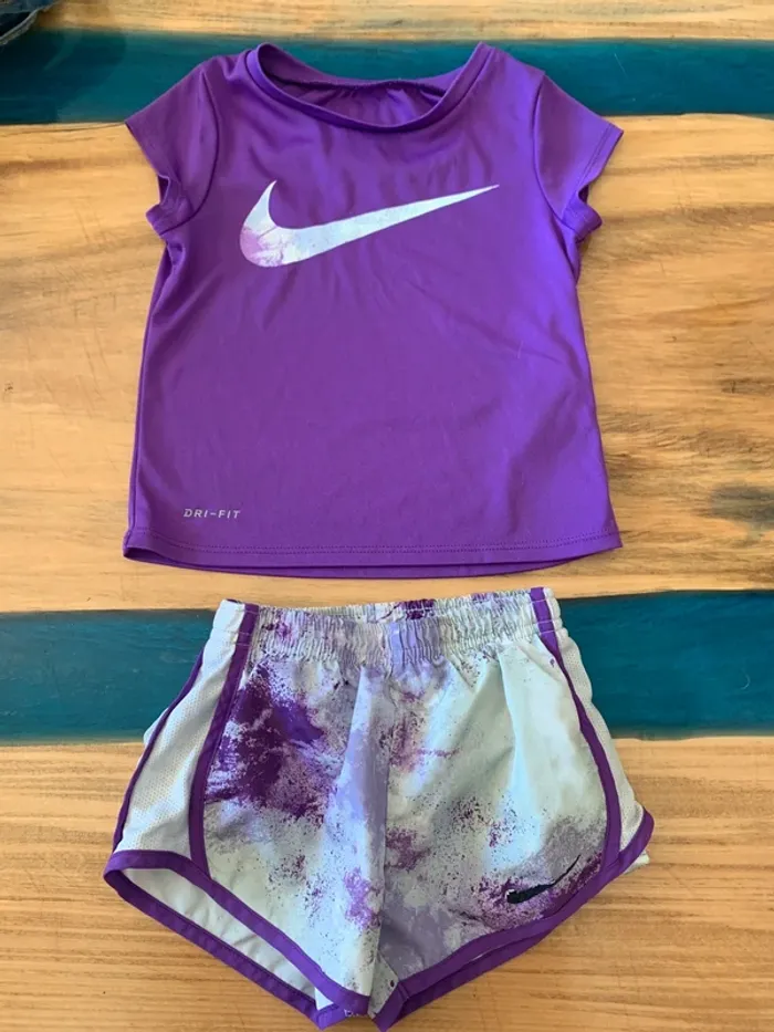 Ensemble nike short t-shirt taille 3 ans