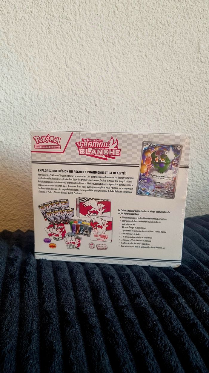 ETB Pokémon Flamme Blanche – Reshiram 10.5 Neuf & Scellé - photo numéro 2