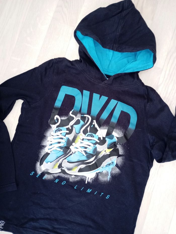 Tee-shirt à capuche noir motif baskets C&A 
T. 134-130 cm - photo numéro 2