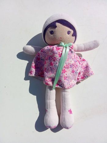 Doudou fille motif poupée kaloo rose, blanc fleurs