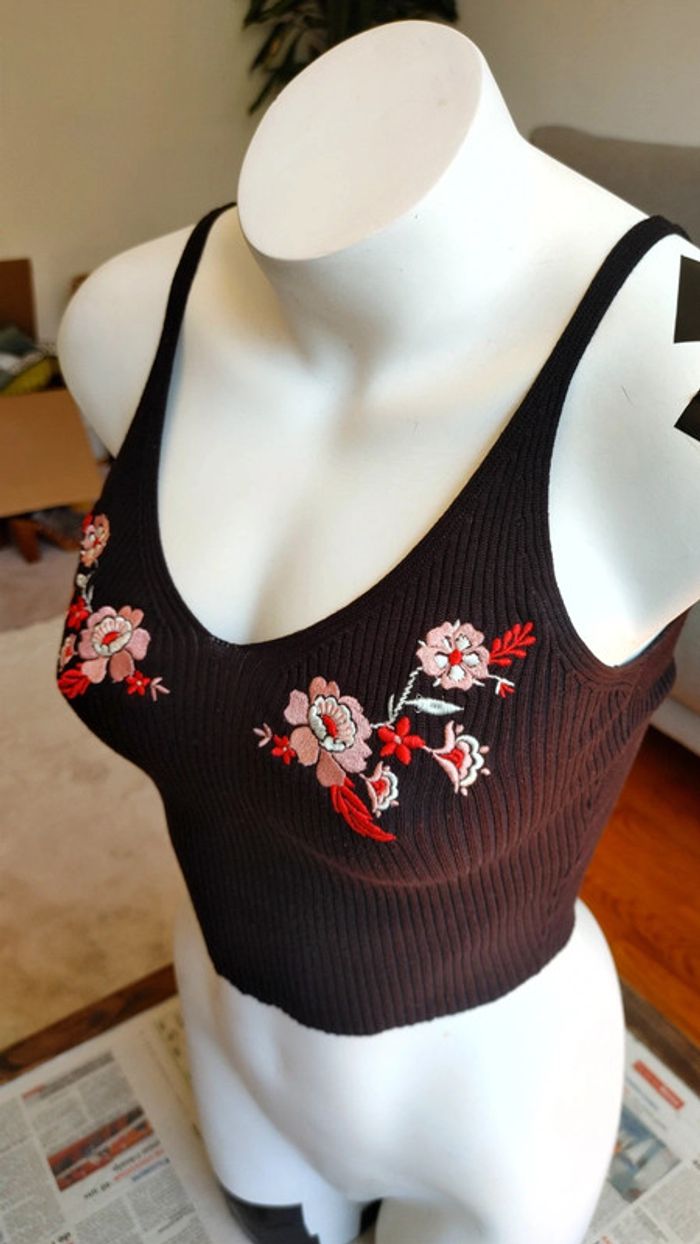 Crop top en maille brodé de fleurs décolleté noir - photo numéro 2