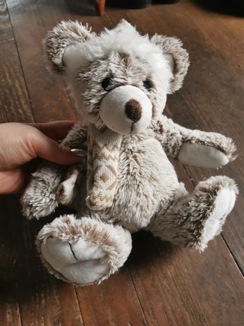 Peluche ours marron avec le bonnet et écharpe