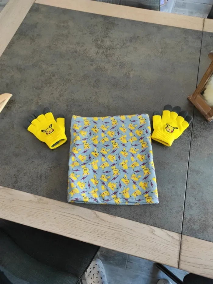Tour de cou et gants pokémon