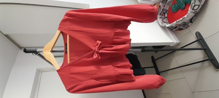 Haut couleur rouille avec petit nœud