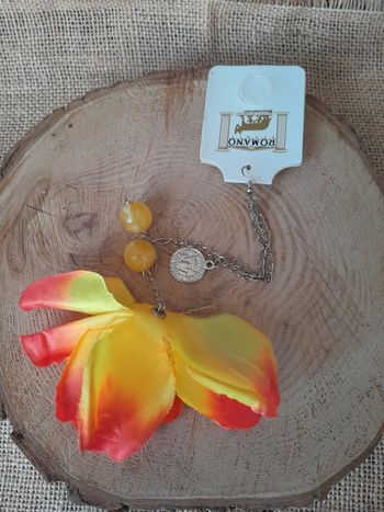 Une boucle d'oreilles fleur