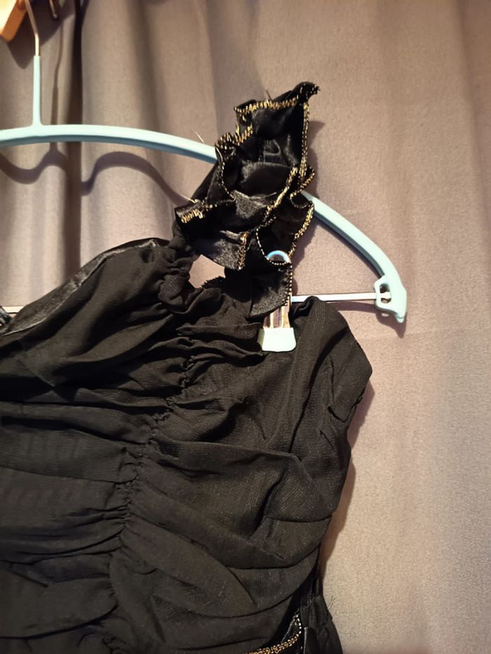 Robe de soirée noire, demi bustier une bretelle épaule gauche satin filet or. Marque U Queenie - photo numéro 3