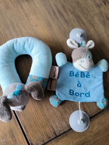 Coussin tour de cou et bébé à bord