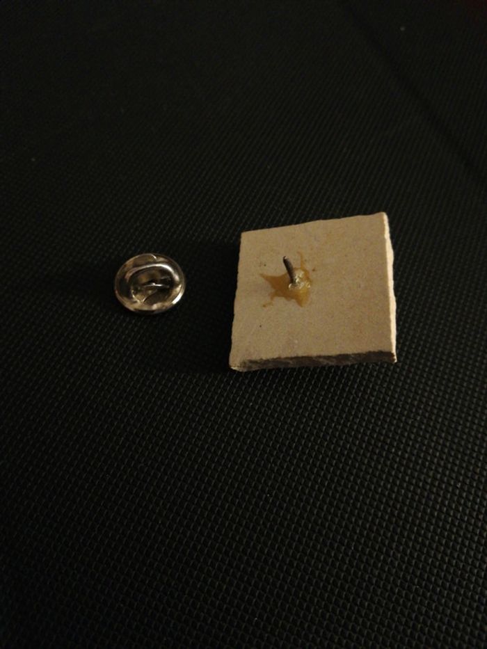 Pin's Cadran Solaire en pierre - photo numéro 2