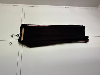 Jupe noire avec bande bordeaux et blanche de chaque côté
