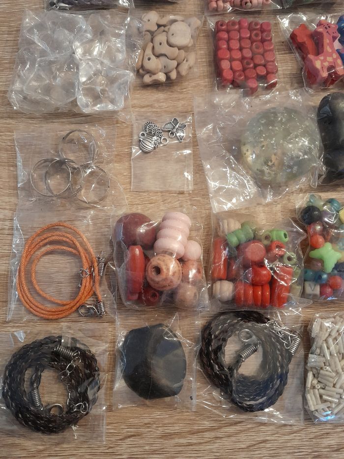 Lot de 40 sachets de perles et accessoires - photo numéro 4
