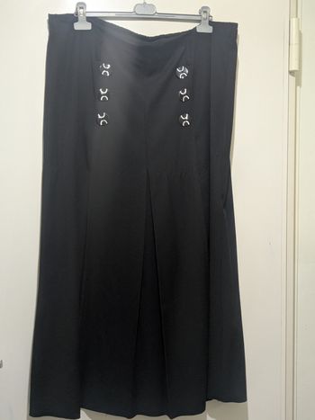 Magnifique jupe noire à gros plis et de jolis boutons décoratifs. Taille 50/52