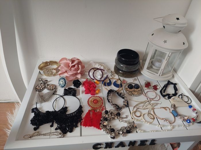 Gros lot bijoux + de 70 (boucles d'oreilles, bracelets, bagues, colliers) H&M Claire's Yves Rocher idéal lot revendeur 💍 - photo numéro 2