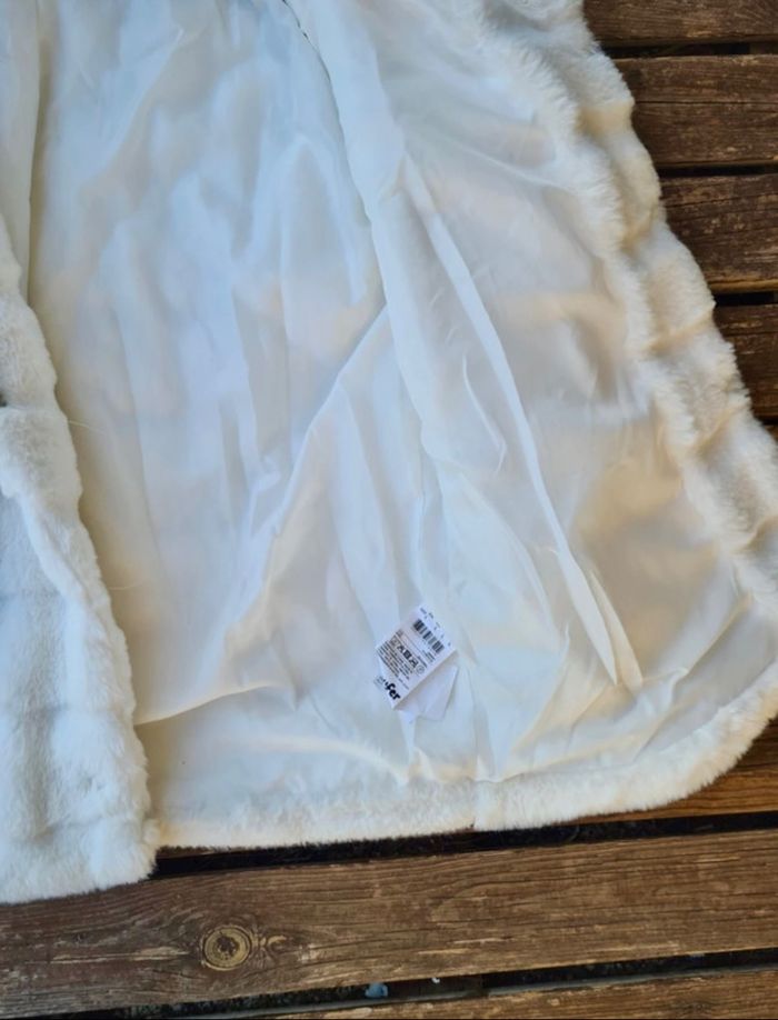manteau d'hiver en fausse fourrure blanche de la marque Jennyfer. - photo numéro 5