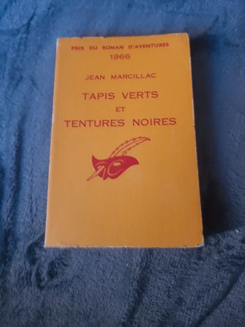 Tapis verts et tentures noires