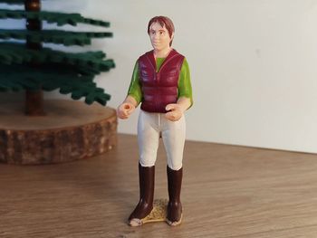 Figurine personnage femme brune Schleich