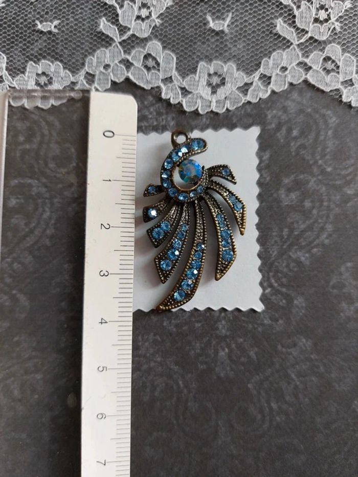 magnifique pendentif fantaisie couleur bronze avec strass bleu - photo numéro 2