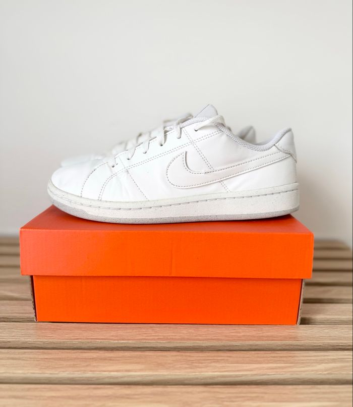 Baskets Sneakers Nike - Blanches - Pointure  39 - Excellent état - photo numéro 4