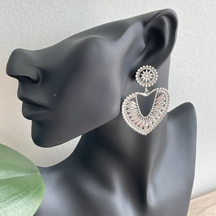 Boucles d'oreilles pendantes et imposantes en forme de coeur et en acier inoxydable argenté - photo numéro 2