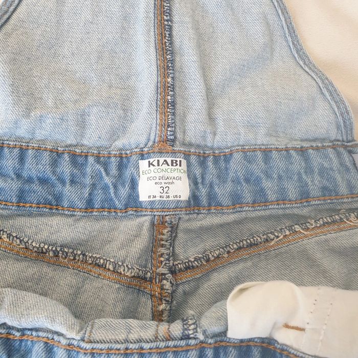 1 salopette courte en jeans, marque Kiabi, taille 32, en très bon état - photo numéro 2