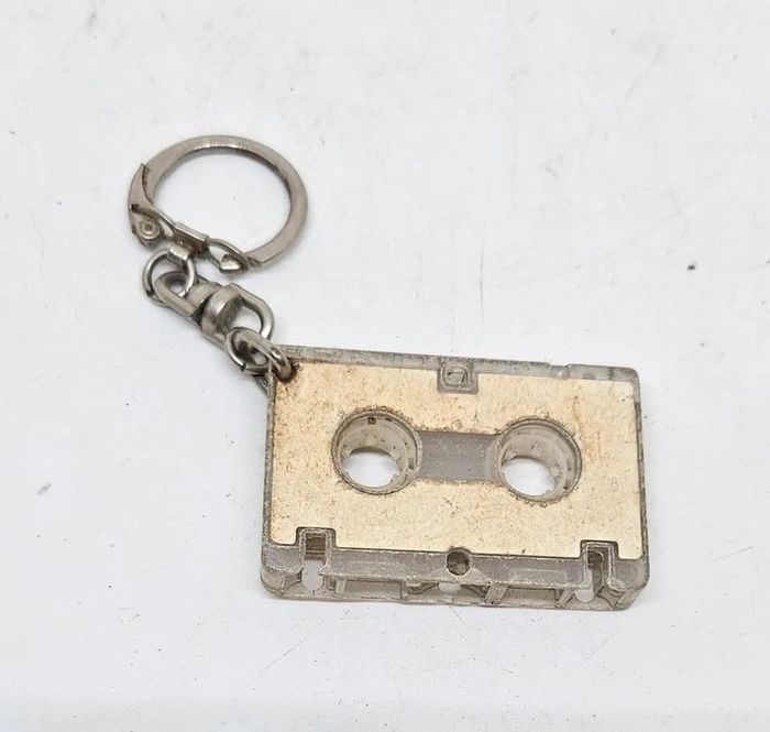 Ancien porte-clé.
Cassette audio.
5x3,3x0,8cm - photo numéro 3