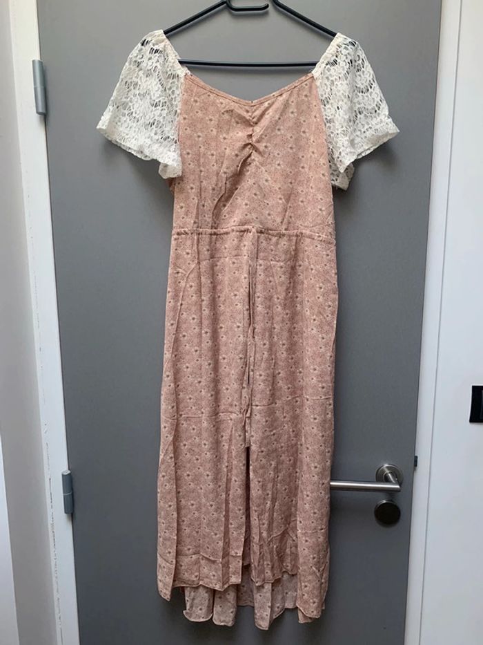 Robe mi-longue à épaules dénudées