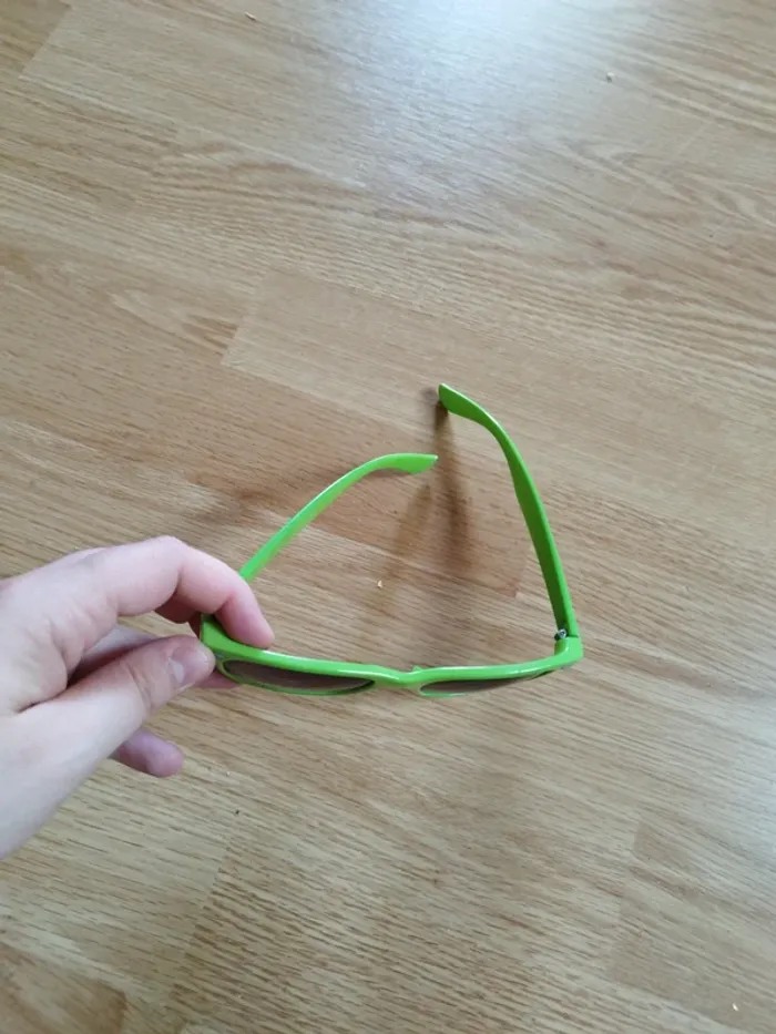 Lunette soleil déguisement vert fluo - photo numéro 2
