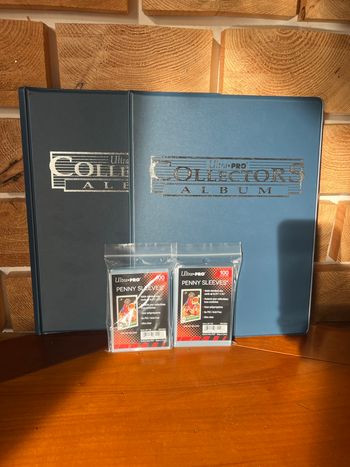 Lot de 2 classeurs Collectors bleu + 200 sleeves Ultra Pro